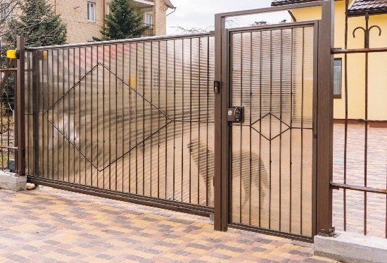 Купить ворота из профлиста с элементами ковки, с металлическими столбами в рамке или под дерево в Шебекино от 153555 руб